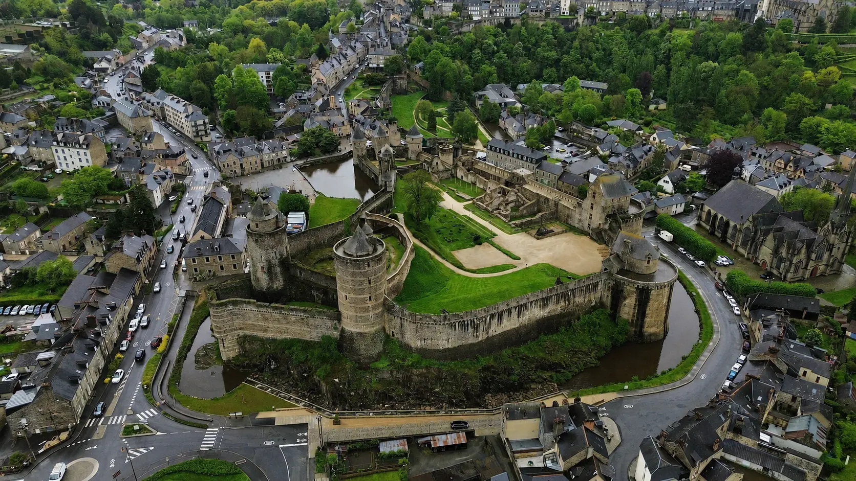 Vue aérienne du château médiéval de Fougères et de ses remparts en Bretagne